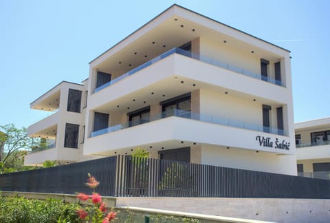 Property building, Day, Balcony/Terrace