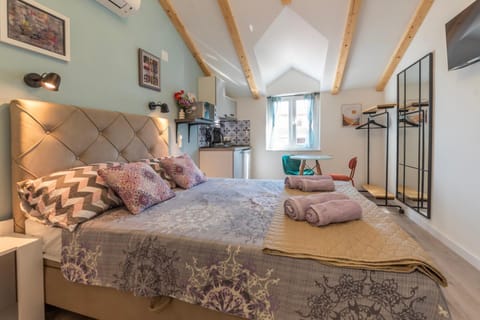 Bed, TV and multimedia, Photo of the whole room