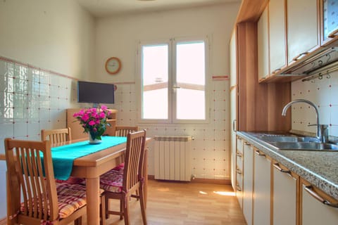 Kitchen or kitchenette, Dining area, pet friendly, stove