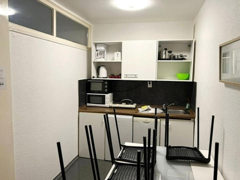Kitchen or kitchenette, Dining area, oven, stove