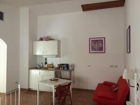 Coffee/tea facilities, Kitchen or kitchenette, Living room, Seating area, Dining area, stove