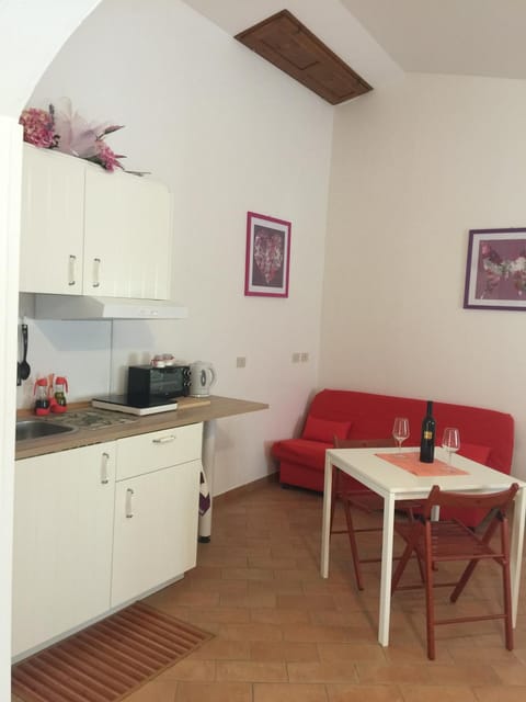 Coffee/tea facilities, Kitchen or kitchenette, Living room, Seating area, Dining area, stove