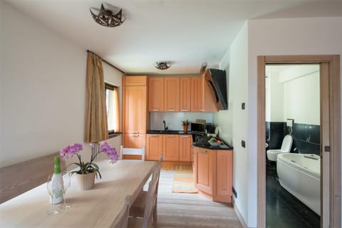 Kitchen or kitchenette, Dining area
