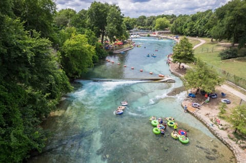 IC 316 Riverfront Bliss Apartment in New Braunfels