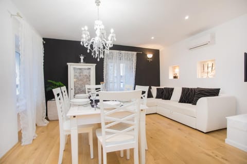 Living room, Seating area, Dining area, pet friendly, air conditioner