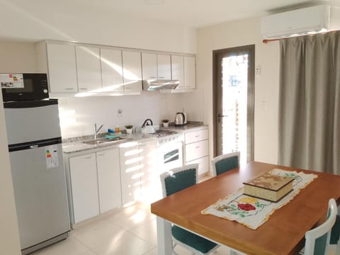 Kitchen or kitchenette, Dining area, minibar, stove