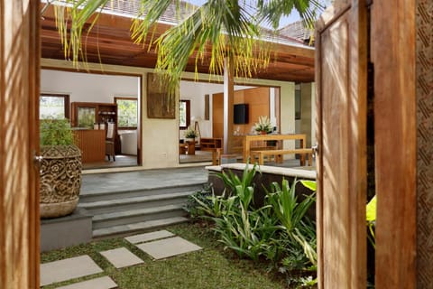 Day, Living room, Seating area, Dining area, Garden view