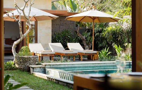 Patio, Swimming pool, sunbed