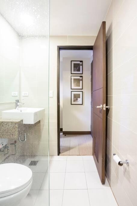 Refined & Homey Luxury Apartment Condominio in Makati