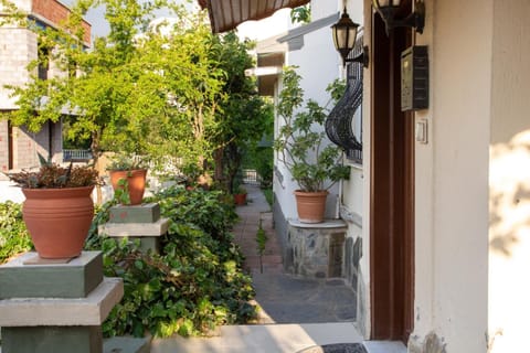 Spacious Detached House with Garden in Izmir Eigentumswohnung in Izmir