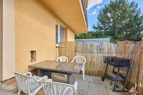 BBQ facilities, Seating area