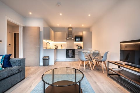 Apartment Six Staines Upon Thames - Free Parking - Heathrow - Thorpe Park House in Staines-upon-Thames