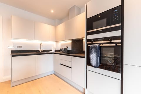 Apartment Fourteen Staines Upon Thames - Free Parking - Heathrow - Thorpe Park House in Staines-upon-Thames