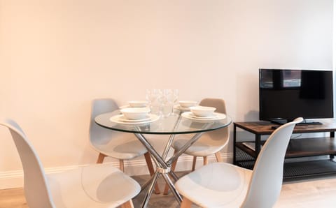 Apartment Thirty Six Staines Upon Thames - Free Parking - Heathrow - Thorpe Park Haus in Staines-upon-Thames