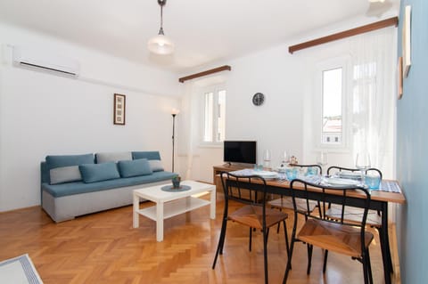 TV and multimedia, Living room, Seating area, Dining area, air conditioner