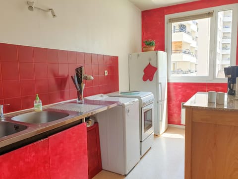 Kitchen or kitchenette, pet friendly, stove, washing machine