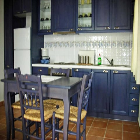 Kitchen or kitchenette, Dining area, kitchen