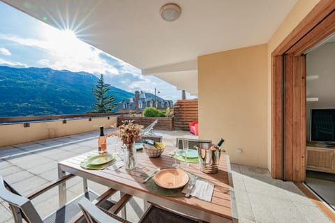 Patio, Natural landscape, View (from property/room), Balcony/Terrace, Dining area, Mountain view