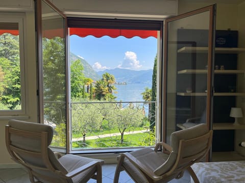 Living room, Lake view