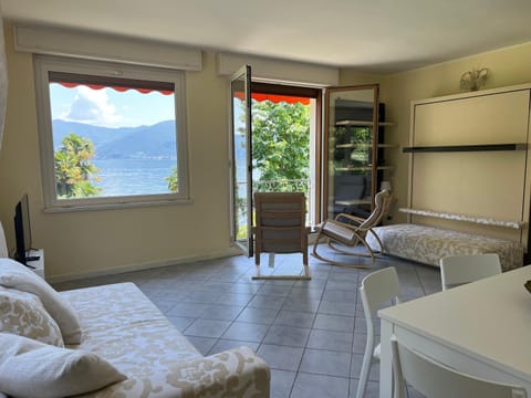 View (from property/room), Living room, Photo of the whole room, Seating area, Lake view