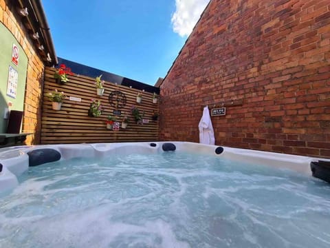 The Nook@East Ferry 2 Bed Cottage/Hot Tub/Patio & Cinema Room House in Bassetlaw District