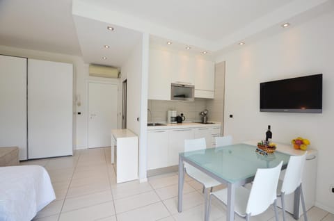 TV and multimedia, Kitchen or kitchenette, Living room, Dining area