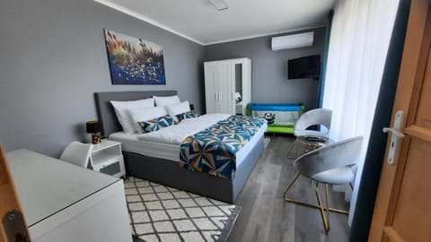 Bed, Photo of the whole room, Seating area, air conditioner