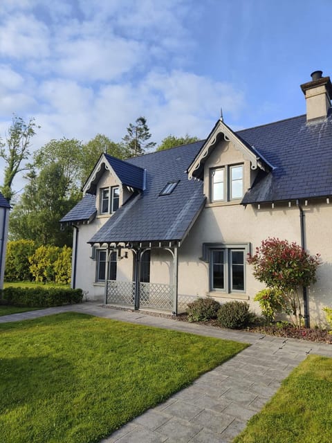 Property building, Day, Garden, View (from property/room), Garden view, Street view