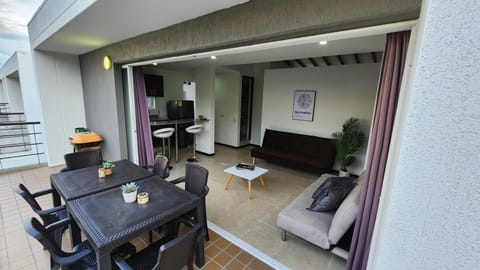 Communal lounge/ TV room, Balcony/Terrace, Living room, Seating area, Dining area