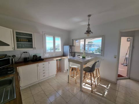 Kitchen or kitchenette, Dining area, Sea view, dishwasher, minibar, pet friendly, stove, toaster