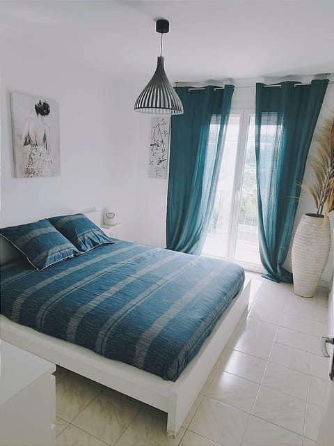 Bed, Photo of the whole room, Bedroom, Sea view