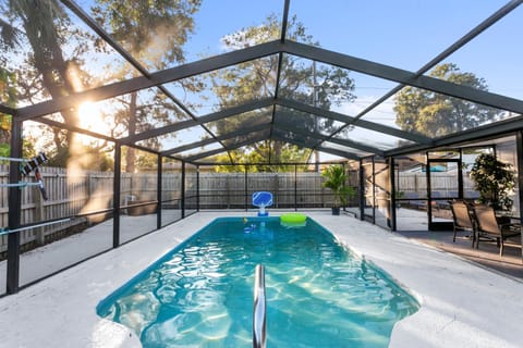 Family stay! 8min to beach w/fire-pit, and pool ! Casa in Largo