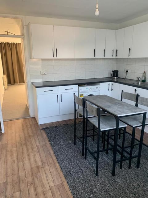 Beautiful-2 bedroom Apartment, 1 bathroom, sleeps 6, in greater london (South Croydon). Provides accommodation with WiFi, 3 minutes Walk from Purley Oak Station and 10mins drive to East Croydon Station Apartment in Croydon