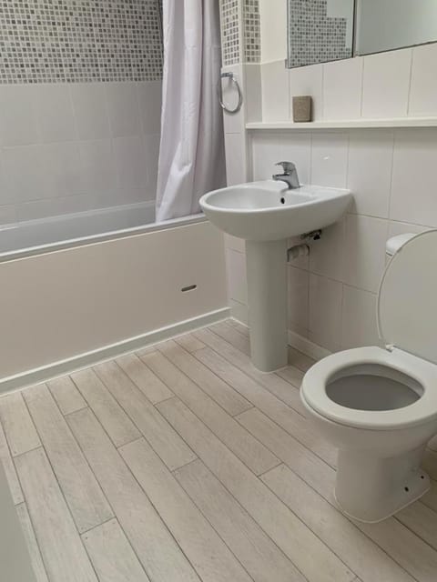 Beautiful-2 bedroom Apartment, 1 bathroom, sleeps 6, in greater london (South Croydon). Provides accommodation with WiFi, 3 minutes Walk from Purley Oak Station and 10mins drive to East Croydon Station Apartment in Croydon