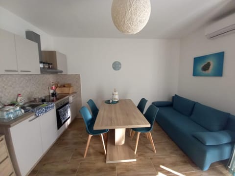 Kitchen or kitchenette, Living room, Seating area, Dining area, pet friendly, stove