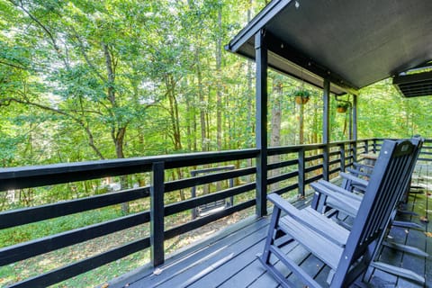 Modern Waynesville Cabin about 9 Mi to Lake Junaluska! House in Maggie Valley