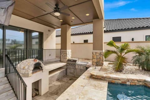 Paradise Villa: 2 blocks from beach, private pool Villa in South Padre Island