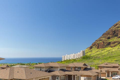 PARADISE MAHALO! Oahu Ocean View Family Retreat Sleeps 14 Million Dollar View! Casa in Makaha Valley