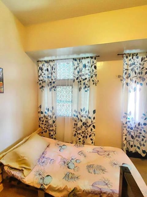 Spacious 3BR Condo Unit with Wi-Fi and pool access in San Juan near Greenhills Condo in Quezon City