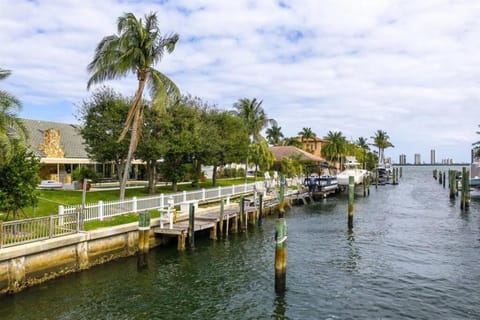 Luxury Waterfront Château with Boat Dock + Lift! Chalet in North Palm Beach