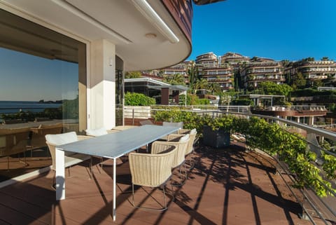 Day, Natural landscape, Balcony/Terrace, Dining area, City view