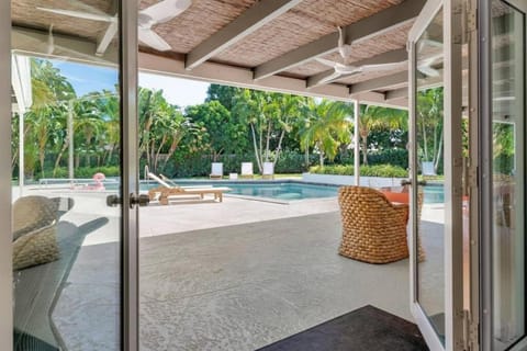 Extravagant Palm Beach Pool Oasis! Sleeps 8! Villa in West Palm Beach