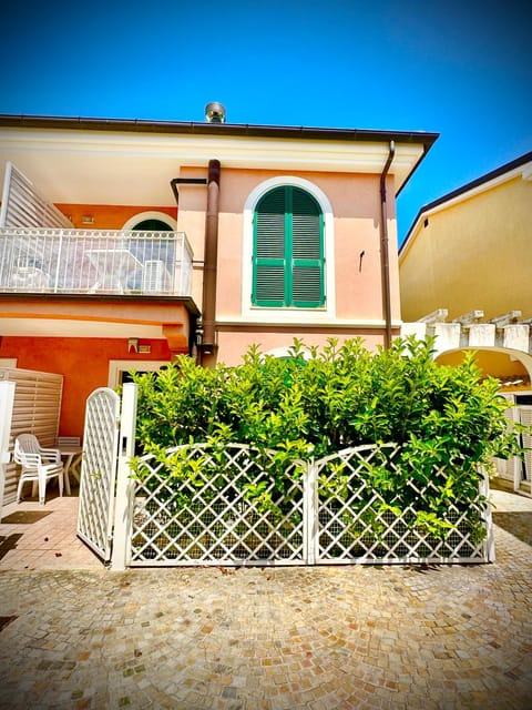 Property building, View (from property/room), Balcony/Terrace