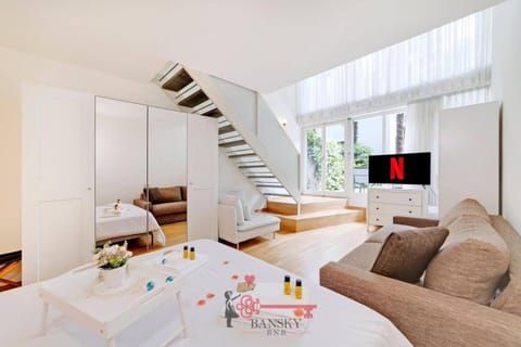 TV and multimedia, Living room, Seating area, Evening entertainment