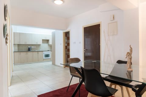 Kitchen or kitchenette, Dining area, stove