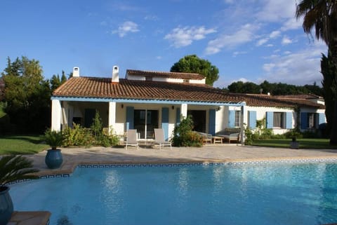 Villa Les Folies - magnifique jardin avec piscine Villa in Le Beausset