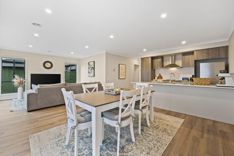 Modern Oasis, Stylish 3 bedroom 2 bathroom Retreat, Newly build, New appliances, beds and furniture, Walking distance to Shopping mall House in Ballarat
