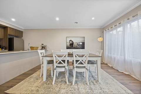 Modern Oasis, Stylish 3 bedroom 2 bathroom Retreat, Newly build, New appliances, beds and furniture, Walking distance to Shopping mall House in Ballarat