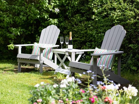 Garden, Seating area, Garden view