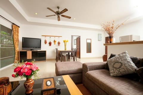 TV and multimedia, Living room, Photo of the whole room, Decorative detail, Seating area, On site